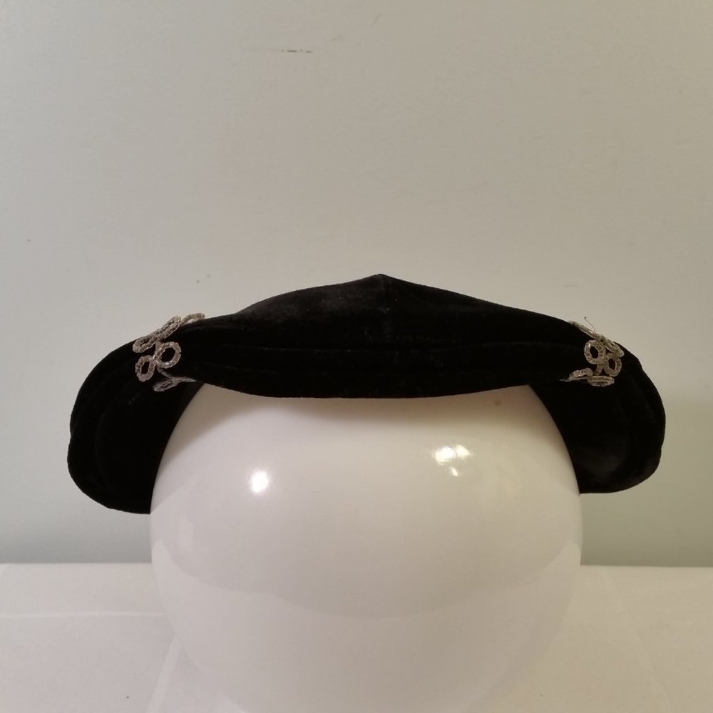 Vintage Black Velvet Hat from the 1940s - Picture 3 of 13